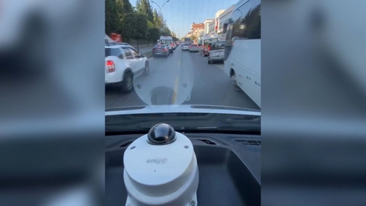 Sakarya'da ambulans geçişinde fermuar sistemi uygulandı: O anlar kamerada..