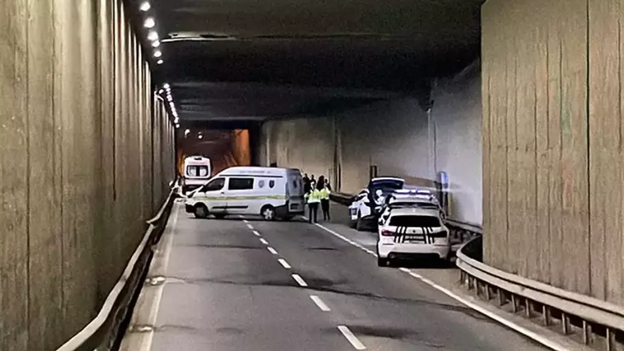 Alt geçitte feci kaza! Motosiklet sürücüsü direksiyon hakimiyetini kaybetti: 1 kişi hayatını kaybetti, 1 ağır yaralı