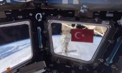 Rus kozmonot uzayda Türk bayrağı açtı