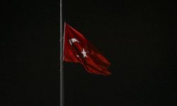 Milli yas nedeniyle bayraklar yarıya indirildi