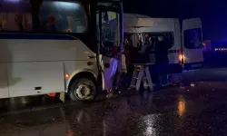 Akhisar’da iki işçi servis çarpıştı: 35 yaralı