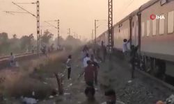 Hindistan’da raylara inen yolculara tren çarptı: 11 ölü, 5 yaralı