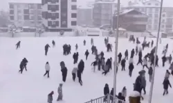 Karlı havada yürek ısıtan görüntüler: "Çıkartayım mı sizi kar topu oynamaya?"