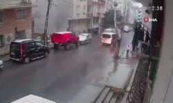 Ağacın seyir halindeki aracın üzerine devrildiği anlar kamerada
