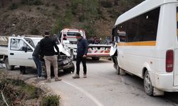 Antalya’da öğrenci servisi ile kamyonet çarpıştı: 21’i öğrenci 24 yaralı