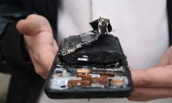 Cep telefonu bataryası tamir sırasında alev aldı