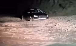 Yüksekova’da sel sularında mahsur kalan sürücüyü belediye ekipleri kurtardı