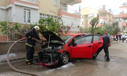 Otomobil alev alev yandı, görüntüyü çeken afacanların yorumları gülümsetti