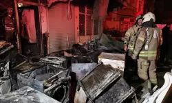 Küçükçekmece’de beyaz eşya deposunda çıkan yangın 3 katlı binayı kül etti