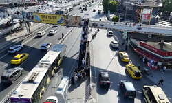 Özel Halk Otobüsleri kontak kapattı: Metrobüslerde yaşanan yoğunluk böyle görüntülendi
