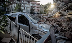 Balıkesir'deki 6.1'lik depremin yarattığı hasar ajans fotoğraflarına böyle yansıdı