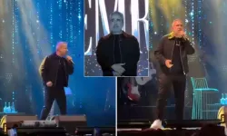 300 dairesi olan şarkıcı Emrah, sahnede hüngür hüngür ağladı
