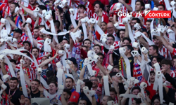 Tribünlerden sahaya ilginç yağmur! Maç öncesi görüntüler gündem oldu