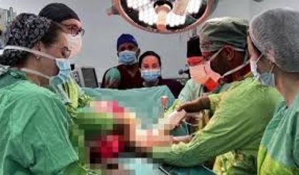 Erkek hastanın karnından 26 kiloluk tümör çıkaran cerrah: Böyle bir kitleyi literatürde hiç göremedim