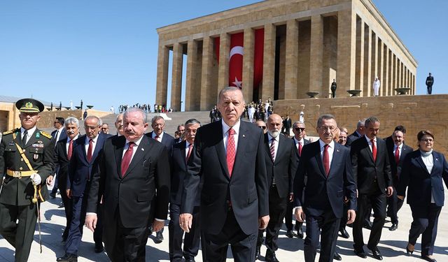 Cumhurbaşkanı Erdoğan başkanlığındaki devlet erkanı, Anıtkabir'de