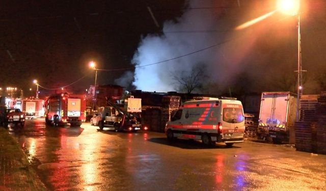 Tuzla’da 5 araç ve 1 karavan alev alev yandı