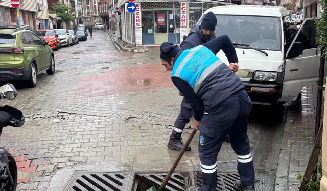 Eyüpsultan'da yağmur suyu ızgaraları ve hatları temizlendi