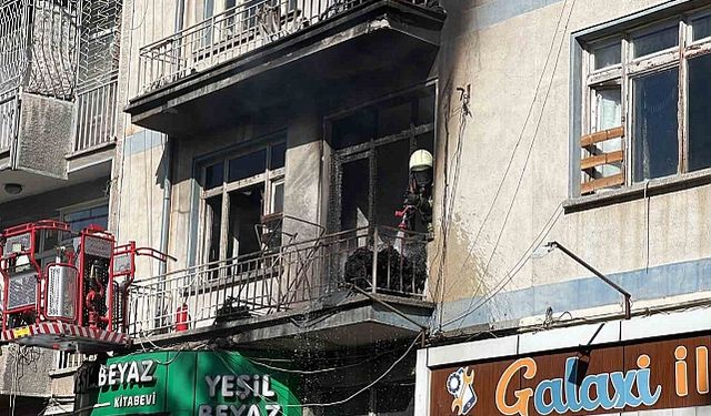Yangında mahsur kalanların, vatandaşların açtığı battaniyeye atlayarak kurtulduğu anlar kamerada