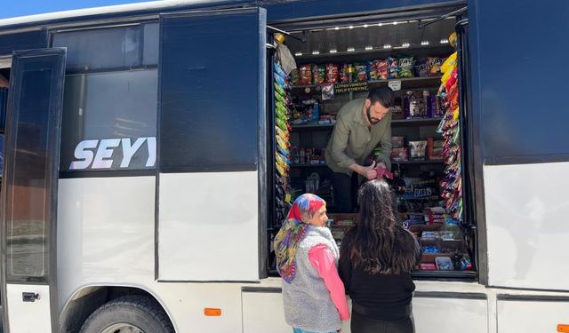 Marketini ’sırtına’ sarıp köyleri gezmeye başladı; "O olmasa aç kalırız"