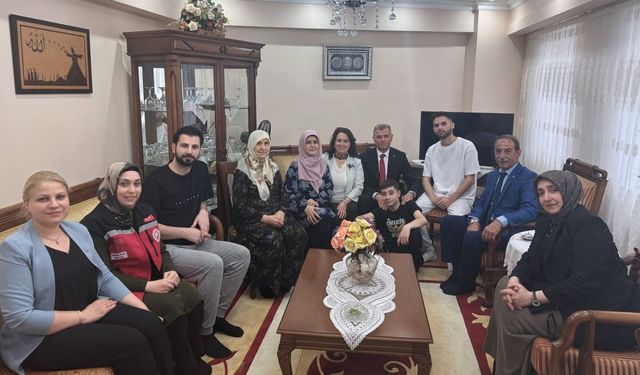Eyüpsultan Protokolünden Anlamlı Ziyaret: Şehit Emanetine Anneler Günü Kutlaması