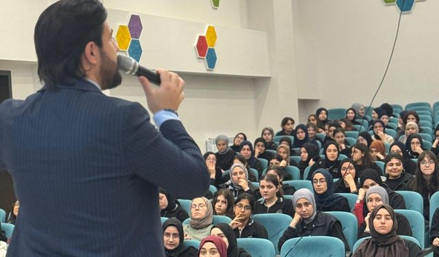 Kasım Alper Özdemir’le Eyüpsultan Şiir Okuyor…