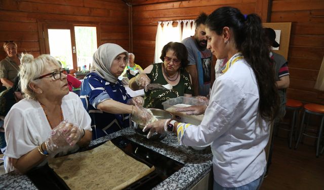 Huzurevi sakinleri Bağımsızlık Köyü’nü ziyaret etti