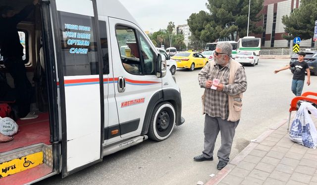 Bozuk paracılığı mesleği yaptı.