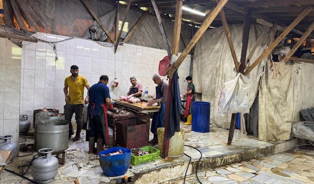 Eyüpsultan’da ruhsatsız hayvan ayağı tesisine baskın: 500 kilo ürün imha edildi.