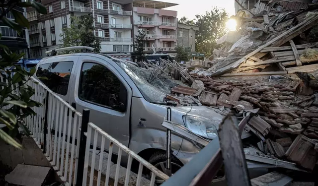 Balıkesir'deki 6.1'lik depremin yarattığı hasar ajans fotoğraflarına böyle yansıdı