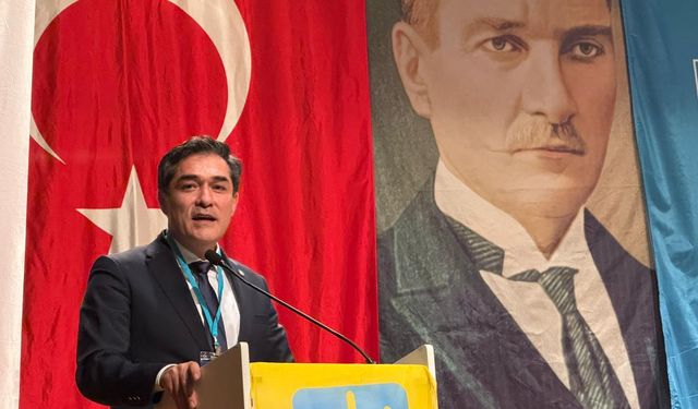 İYİ Parti Eyüpsultan kongresinde İbrahim Yıldırım, yeniden başkan seçildi