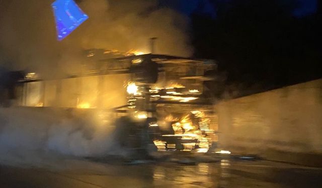 İstanbul'da korku dolu anlar! İETT otobüsü alev alev yandı