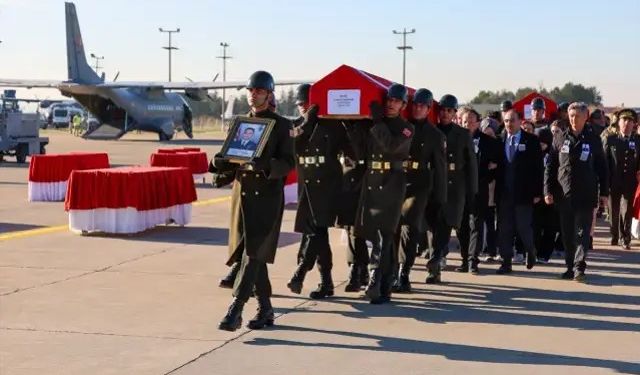 Türkiye, 20 şehidini uğurluyor! Törende yürek yakan görüntü