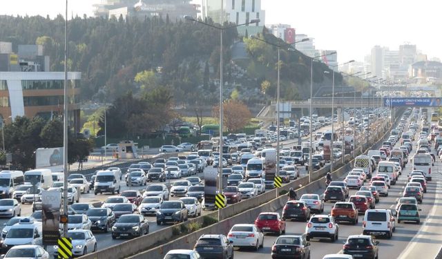 İstanbul'da sağanak trafiği felç etti