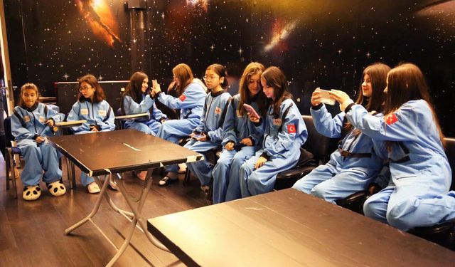 Gençler uzayın kapılarını Ali Kuşçu Uzay Evi’nde aralıyor