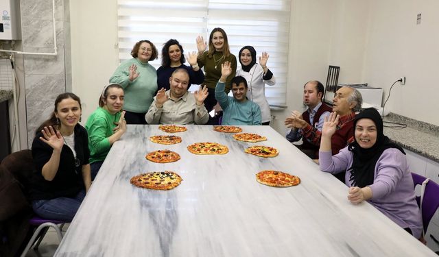 Görme engelli kursiyerler pizza yaptı