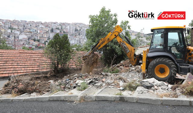 Tehlike arz eden istinat duvarı kontrollü bir şekilde yıkıldı