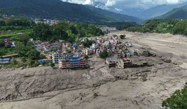 Nepal'deki selde hayatını kaybedenlerin sayısı 270'e çıktı!
