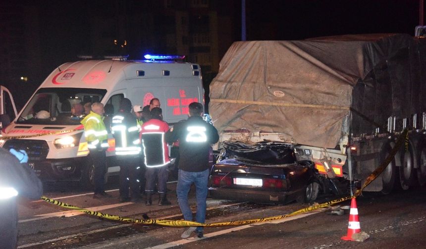 Kayseri’de Fiat Tofaş marka araç tırın altına girdi, kağıt gibi ezildi: 1 ölü
