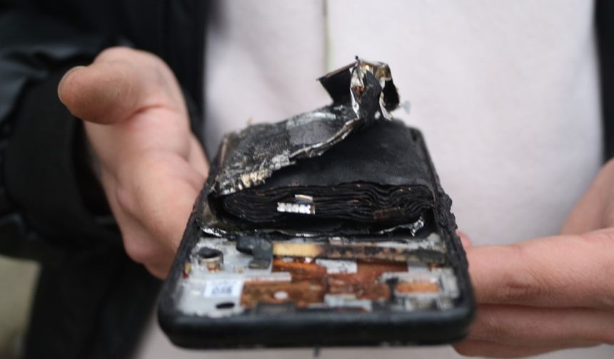 Cep telefonu bataryası tamir sırasında alev aldı