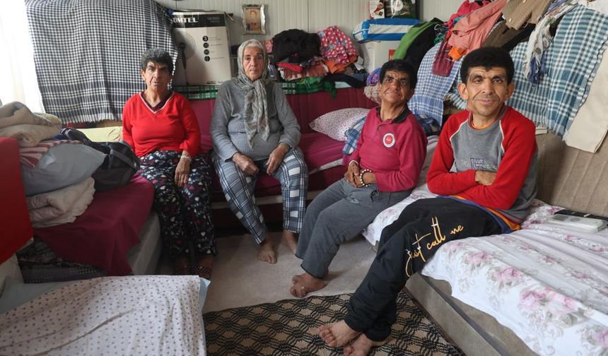 ’Yüreğim yanıyor’ diyerek burukluğunu anlatan fedakar anne, 3 engelli çocuğuna yıllardır gözü gibi bakıyor