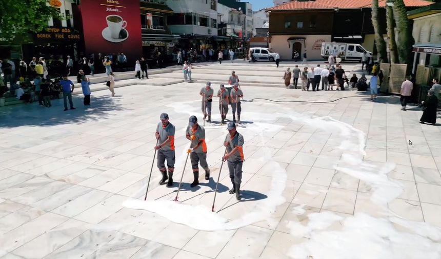 Eyüpsultan’da bayram sabahı dualarla başladı