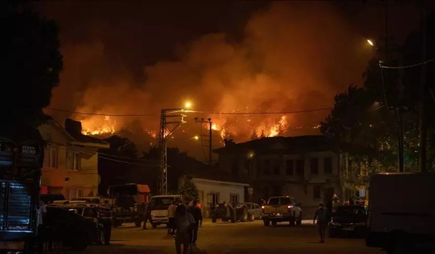 Sakarya'daki yangın Bilecik'e sıçradı, dumanlar Eskişehir'e ulaştı