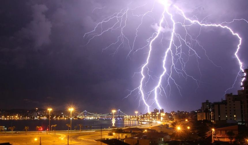 İstanbul'da sıcaklık düşüyor, gök gürültülü sağanak geliyor: Hangi saatlerde etkili olacak?