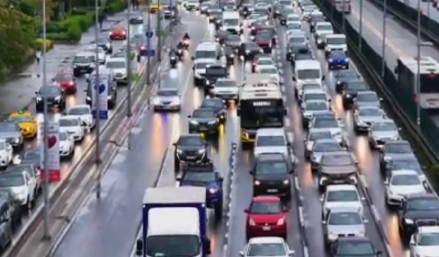 İstanbul’da Yağış Zincirleme Kazalara Yol Açtı!