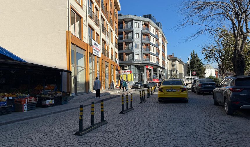 Göktürk Belediye Caddesi’ne Ortaya Duba Konuldu: Trafik Akışı Düzenleniyor