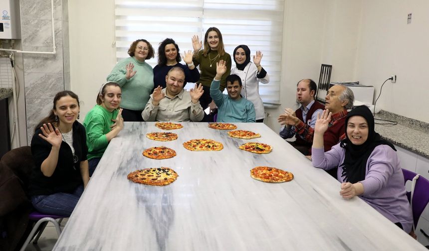 Görme engelli kursiyerler pizza yaptı