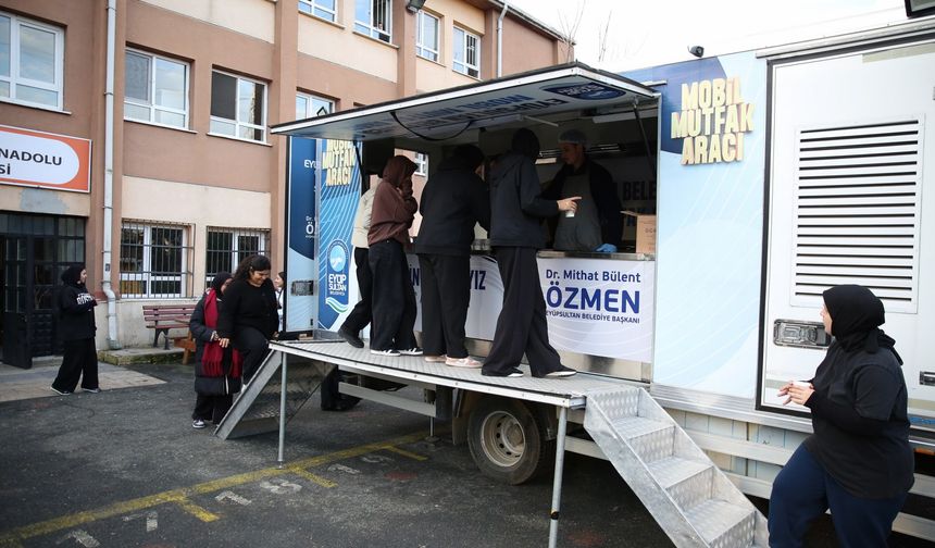 Eyüpsultan Belediyesi’nden öğrencilere gönülleri ısıtan ikram