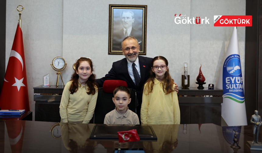 Başkan Özmen makam koltuğunu minik öğrencilere devretti