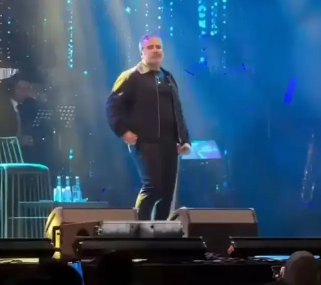 300 Dairesi Olan Sarkici Emrah Sahnede Hungur 19197228 2601 M