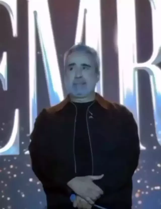 300 Dairesi Olan Sarkici Emrah Sahnede Hungur 19197228 301 M